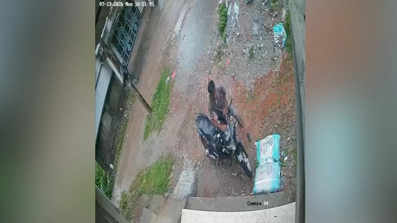 গাজীপুরে দিনদুপুরে মোটর সাইকেল চুরি