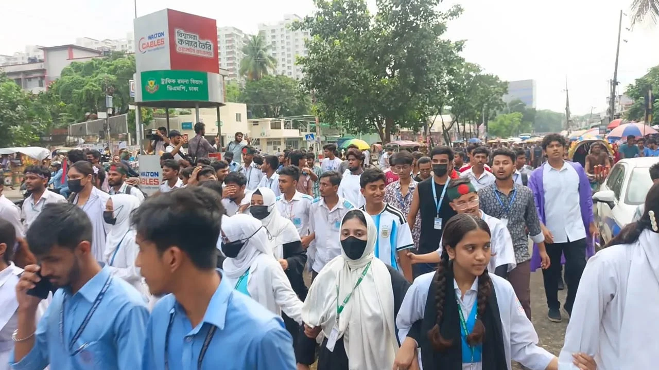 রাজধানীর চার স্থানে সড়ক অবরোধ, সচিবালয়ের দিকে লংমার্চ