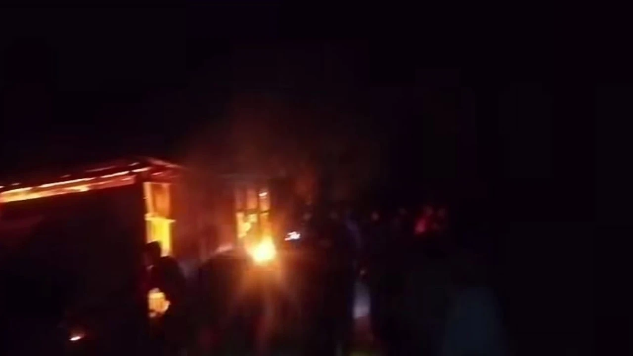 তুচ্ছ ঘটনায় মাদক কারবারির বসতঘর পুড়িয়ে ছাই করল একদল যুবক
