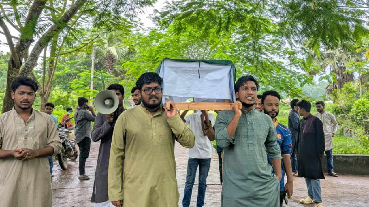কুবিতে জুলাই গণহত্যার বিচারের দাবিতে জাতীয় ছাত্রশক্তির কফিন মিছিল