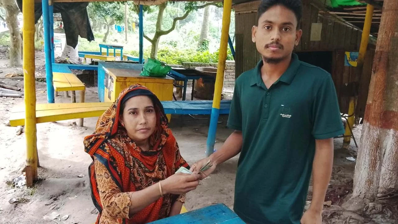 নারী দোকানিকে টাকা ফেরত দিলেন সেই ইবি বৈবিছাআ'র নেতা