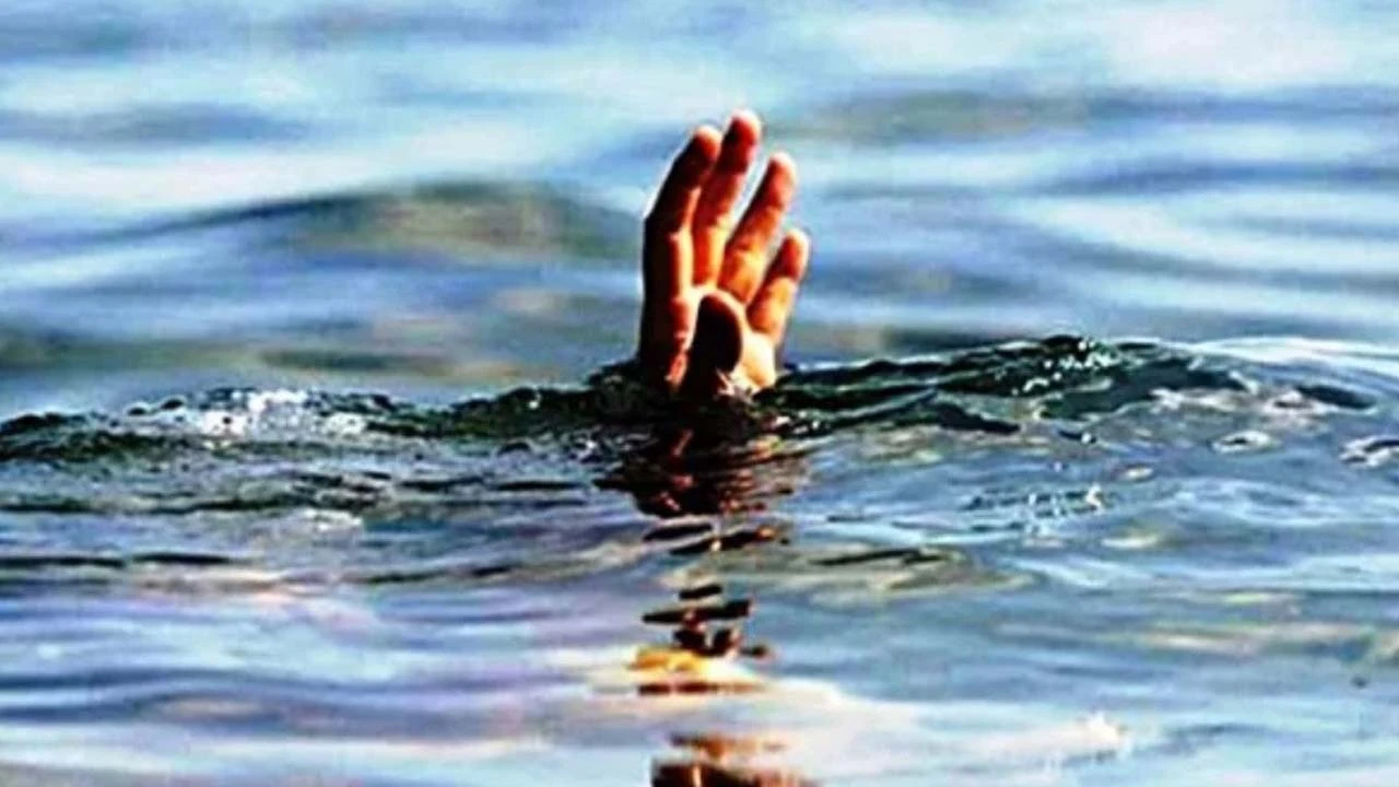 ফুটবল ধুতে পুকুরে নেমে ৩ শিশুর মৃত্যু