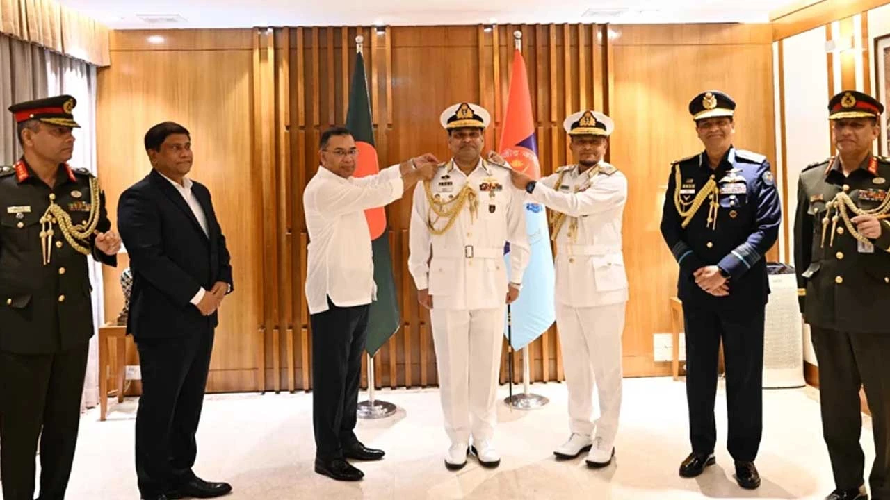 নৌবাহিনীর নবনিযুক্ত প্রধানকে র‍্যাঙ্ক ব্যাজ পরালেন প্রধানমন্ত্রী