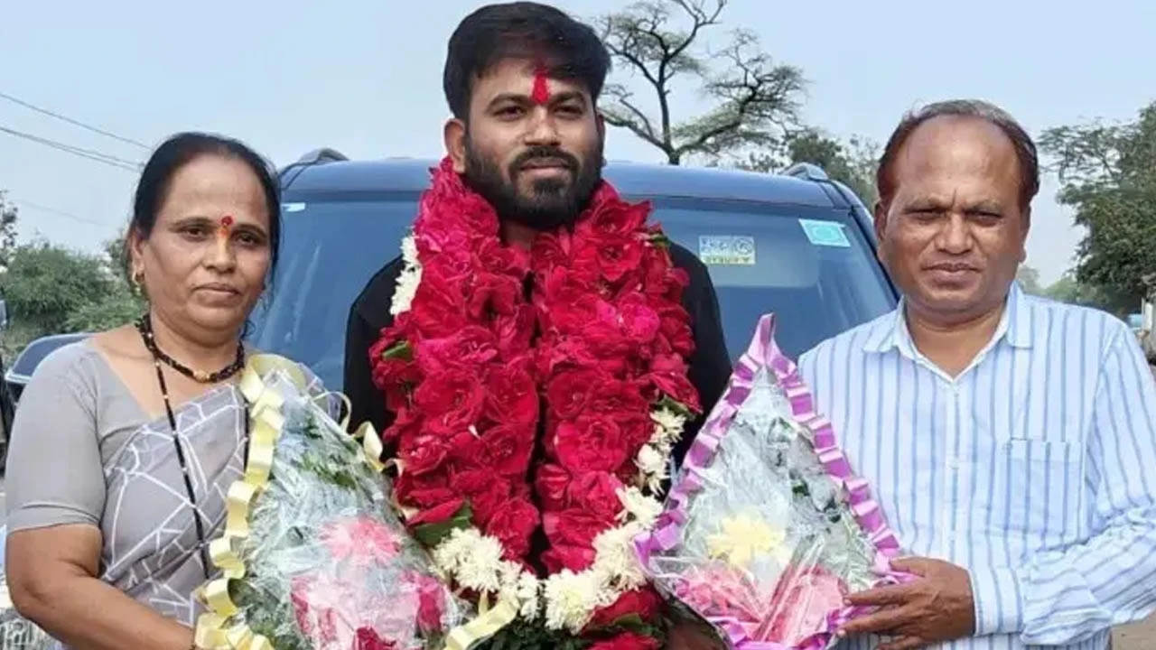 আন্দোলন থামতেই বিয়ের পিঁড়িতে বসছেন ককরোচ পার্টির অভিজিৎ!