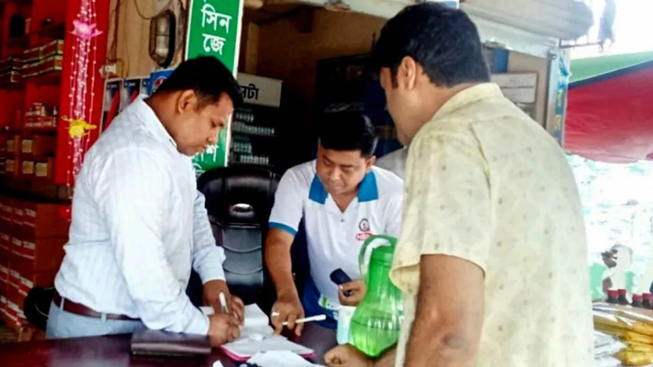 আত্রাইয়ে ভেজাল সার বিক্রি : ভ্রাম্যমাণ আদালতের অভিযানে জরিমানা