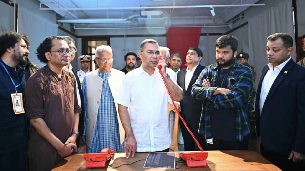 লাল টেলিফোনে শেখ হাসিনার কল রেকর্ড শুনলেন প্রধানমন্ত্রী