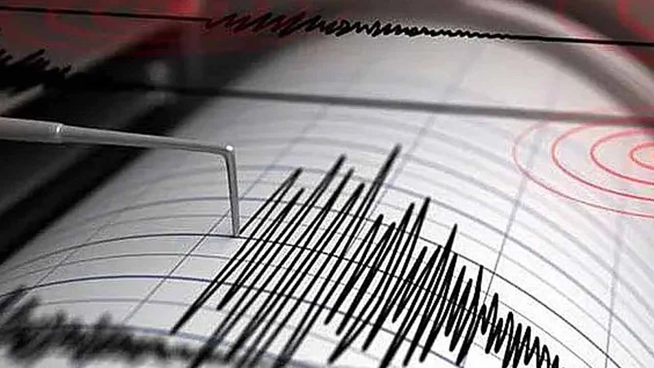 ভূমিকম্পে রাস্তায় নেমে এলো আতঙ্কিত মানুষ