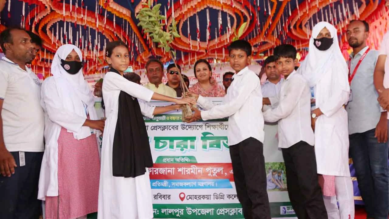 লালপুরে উপজেলা প্রেসক্লাবের উদ্যোগে শিক্ষার্থীদের মাঝে গাছের চারা বিতরণ