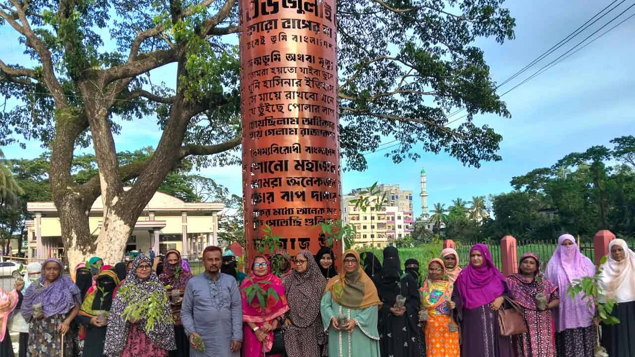 শরীয়তপুর জেলা মহিলা দলের উদ্যোগে বৃক্ষরোপণ ও চাল বিতরণ