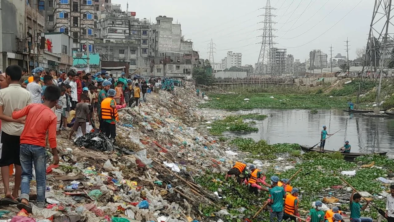 ময়লার ভাগাড় থেকে প্রাণ ফিরছে আদি বুড়িগঙ্গা চ্যানেলে