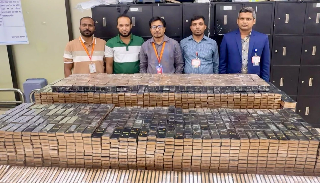 ঢাকা-চট্টগ্রাম বিমানবন্দরে কাস্টমসের অভিযান, কোটি টাকার পণ্য জব্দ