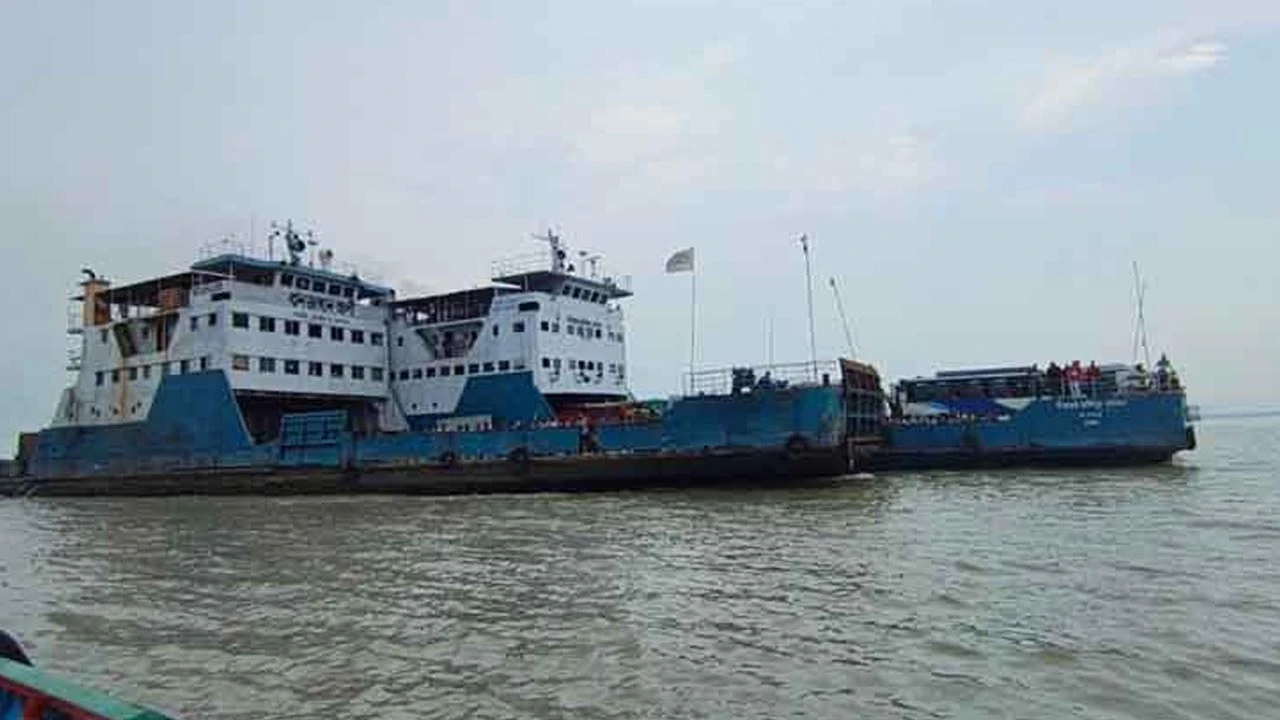 যাত্রীবাহী বাস প্রাইভেটকার নিয়ে স্রোতে ভেসে গেল ফেরি