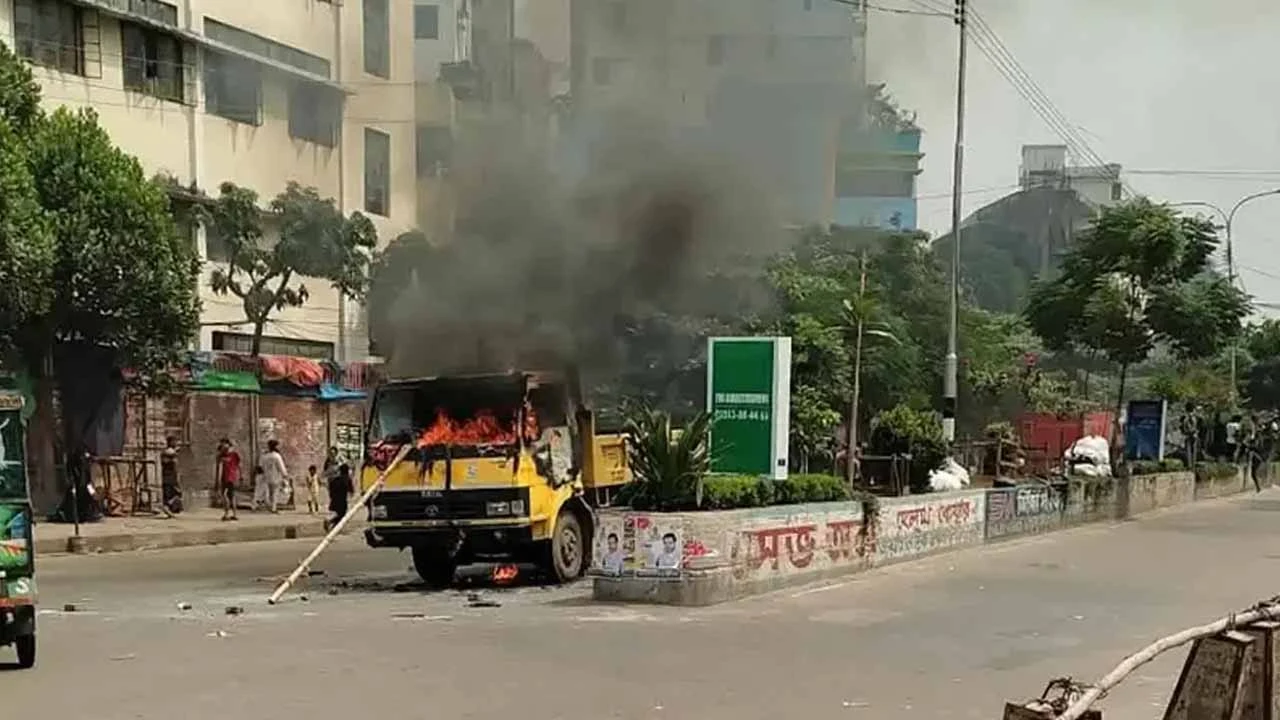 ফুটপাতে উচ্ছেদ অভিযানে গাড়িতে আগুন, ধাওয়া-পাল্টা ধাওয়া