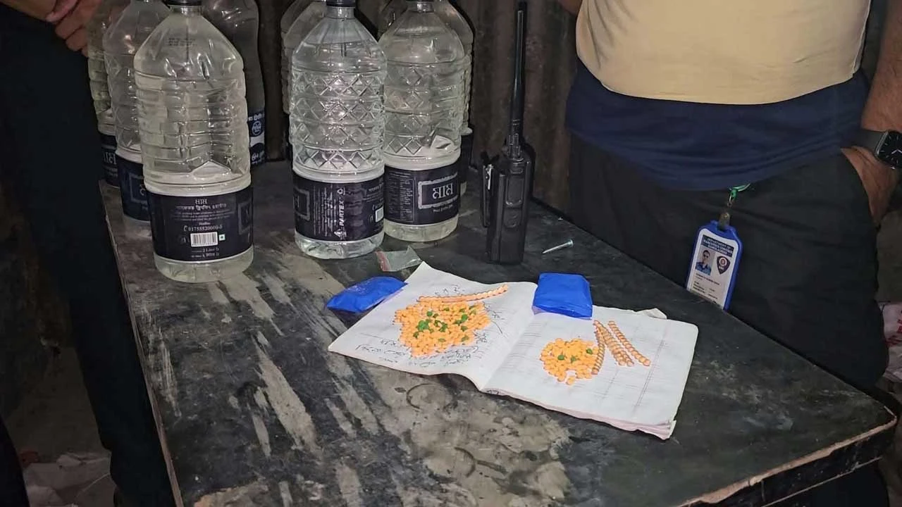 টাঙ্গাইলে ৩৮০ পিচ ইয়াবা ও ২০ লিটার চোলাই মদ জব্দ