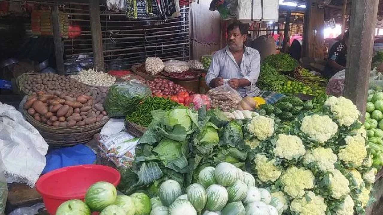 বাজারে এসেছে শীতের সবজি, দাম চড়া