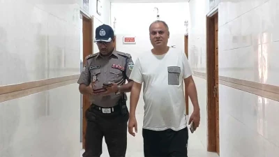 গভীর রাতে পাসপোর্ট অফিসের সহকারী পরিচালক নারীসহ আটক