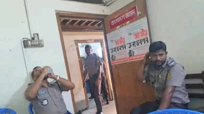বঙ্গবন্ধুর প্রতি শ্রদ্ধা: জাসদ কার্যালয়ে পুলিশ
