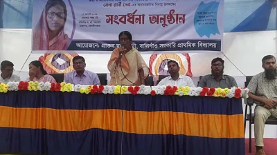 ৩৯ বছরের কর্মস্থল থেকে  শিক্ষককে ঘোড়ার গাড়িতে বিদায়