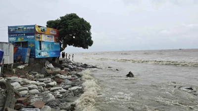 সমুদ্রে বিলীন হয়ে যাচ্ছে কুয়াকাটার ট্যুরিস্ট পুলিশ বক্সটি