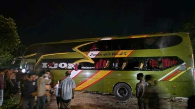 স্লিপার বাসে আগুন, জানালা ভেঙে ৩০ যাত্রীকে উদ্ধার