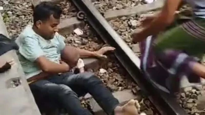 ট্রেনের নিচে লাফ, অলৌকিকভাবে বেঁচে ফিরলো বাবা-ছেলে