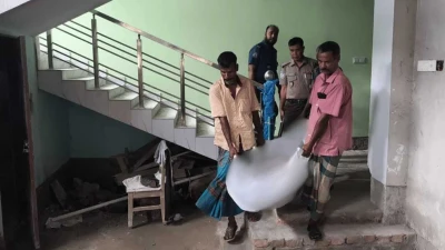 জানালা দিয়ে পানি চেয়ে বাঁচল দুই শিশু, ঘরে মিলল মায়ের মরদেহ