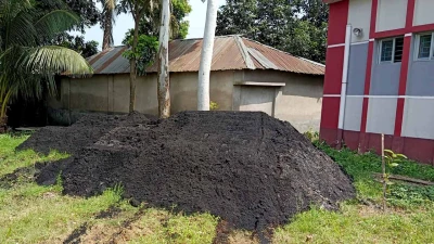 মহাদেবপুরে স্কুল মাঠ ভরাট করা হচ্ছে বয়লারের গরম ছাঁই দিয়ে