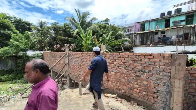 রাতের আঁধারে সাবেক সচিবের জায়গা দখলের অভিযোগ