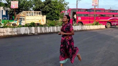 মেয়ের পড়ার খরচ জোগাতে খালি পায়ে দৌড়ে ম্যারাথনে প্রথম হলেন মা