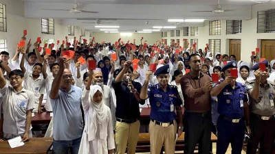 মাদক ও কিশোর অপরাধকে লাল কার্ড দেখিয়ে শিক্ষার্থীদের শপথ
