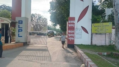বাংলাবান্ধা স্থলবন্দরে বদলির নামে ট্রাক চালকদের সিন্ডিকেট