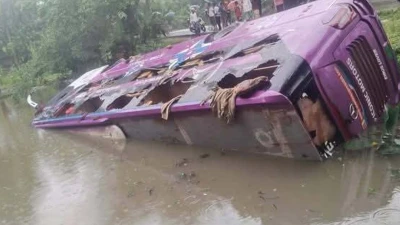 কুয়াকাটায় ডাবল ডেকার বাস খাদে, আহত ৬