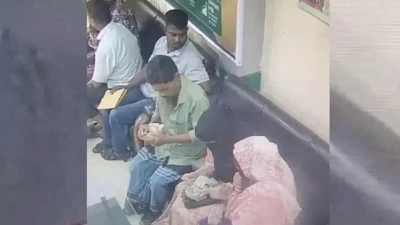 টাকা গুনছিলেন গ্রাহক, কৌশলে ৪ লাখ টাকা নিয়ে উধাও
