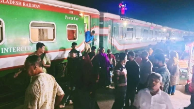ট্রেন লাইনচ্যুত, উত্তরের সঙ্গে রেল যোগাযোগ বন্ধ