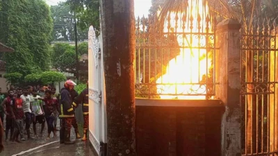 বজ্রপাতে জ্বালানিমন্ত্রীর বাসভবনে গ্যাসের রাইজারে আগুন