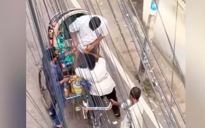ছিনতাই: একজনের হাতে ছুরি, আরেকজন রিকশাযাত্রীর পকেট কাটল