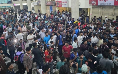 মধ্যরাতে রাজশাহী রেলস্টেশনে দফায় দফায় ভাঙচুর