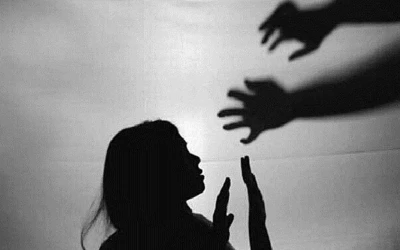 দুই সন্তানের সামনে ধর্ষণের অভিযোগ, বাসের নিচে মায়ের ঝাঁপ