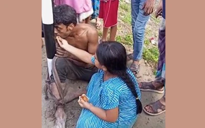বেঁধে রাখা বাবার মুখে খাবার তুলে দিল ছোট্ট মেয়ে