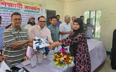 কবিরহাটে জিপিএ-৫ পাওয়া শিক্ষার্থীদের সংবর্ধনা