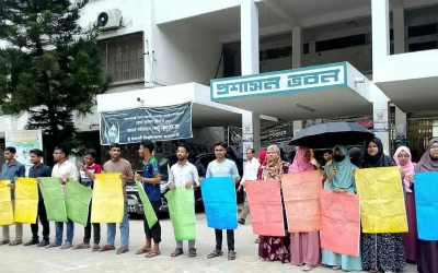 বাস চাপায় ইবি শিক্ষার্থীর বাবার মৃত্যুতে ক্ষুব্ধ শিক্ষার্থীরা, ক্ষতিপূরণ দাবি