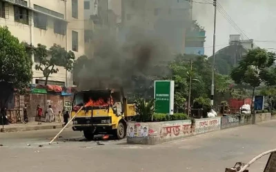 ফুটপাতে উচ্ছেদ অভিযানে গাড়িতে আগুন, ধাওয়া-পাল্টা ধাওয়া
