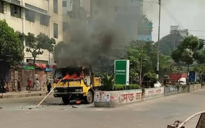 ফুটপাতে উচ্ছেদ অভিযানে গাড়িতে আগুন, ধাওয়া-পাল্টা ধাওয়া