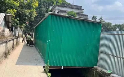 কাঁচিঝুলিতে খালের ওপর অবৈধ স্থাপনা, নির্মাণসামগ্রী অপসারণে সিটি কর্পোরেশনের অভিযান