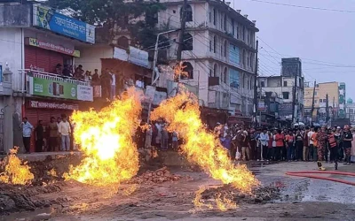 ছাতকে গ্যাসলাইন লিকেজ হয়ে সড়কে আগুন