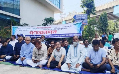 এনসিটি ইজারা চুক্তি বাতিলের দাবিতে বন্দর ভবনের সামনে গণঅনশন