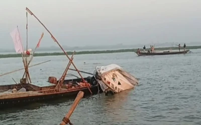 জেলেদের ধাওয়া করতে গিয়ে ডুবল পুলিশের স্পিডবোট