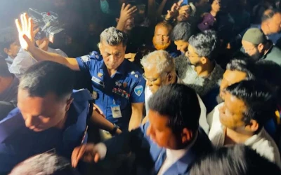 ৩০ ঘণ্টা পর পুলিশ পাহারায় ক্যাম্পাস ছাড়লেন চুয়েট উপাচার্য