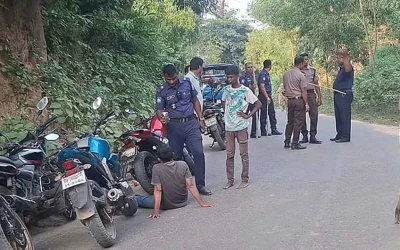 কক্সবাজারে সড়কে প্রকাশ্যে অস্ত্র হাতে মুখোশধারীরা, ৫০-৬০ যানবাহনে লুটপাট