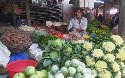 বাজারে এসেছে শীতের সবজি, দাম চড়া